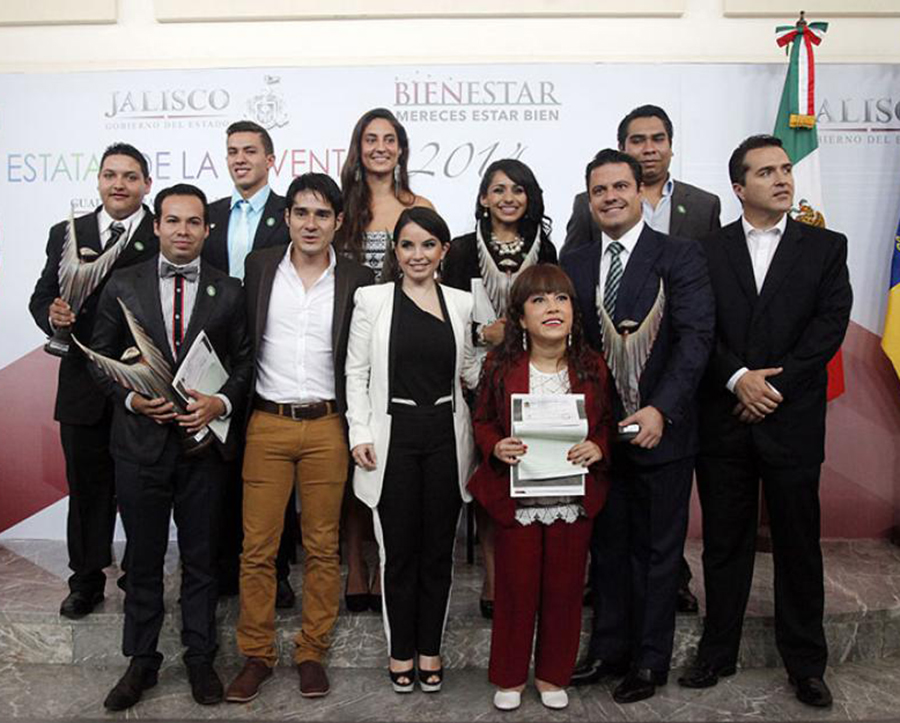 Reciben Premio Estatal de la Juventud egresado y estudiante de UdeG