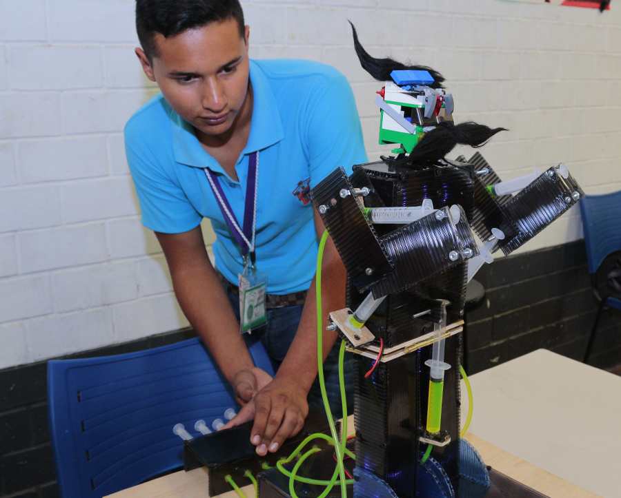 Estudiantes del SEMS y de tres bachilleratos más de Jalisco exponen sus aparatos y experimentos de física