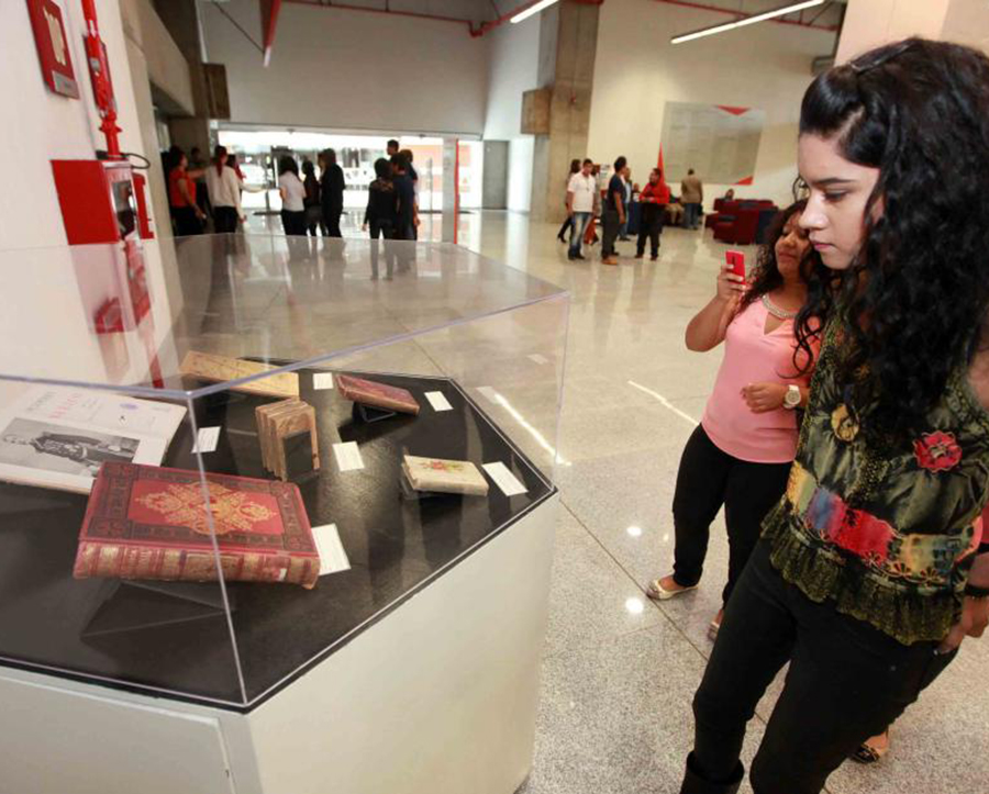Preparatoria de Jalisco dona su acervo histórico a la biblioteca pública